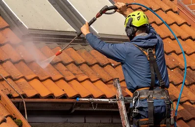 Démoussage et hydrofuge de toiture à la Corbière
